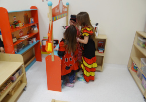 Oliwia, Malika i Oliwia odgrywają scenkę w przedszkolnej kuchni.